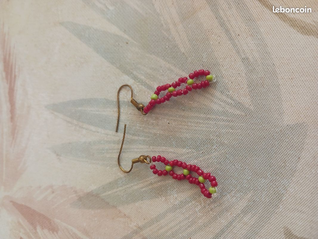 Boucles d’oreilles perles rouges et vertes Fait main Bijou artisanal Cadeau unique (image 1)