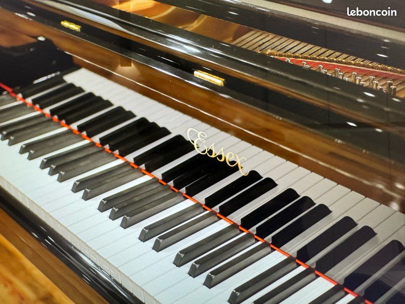 PIANO demi queue: essex Steinway EGP 173 noir brillant - faibles rayures (image 2)