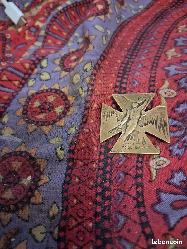 INSIGNE BROCHE JOURNEE DU POILU 1915 PAR R. LALIQUE EN ARGENTE Poinconnee Guerre 1914 1918