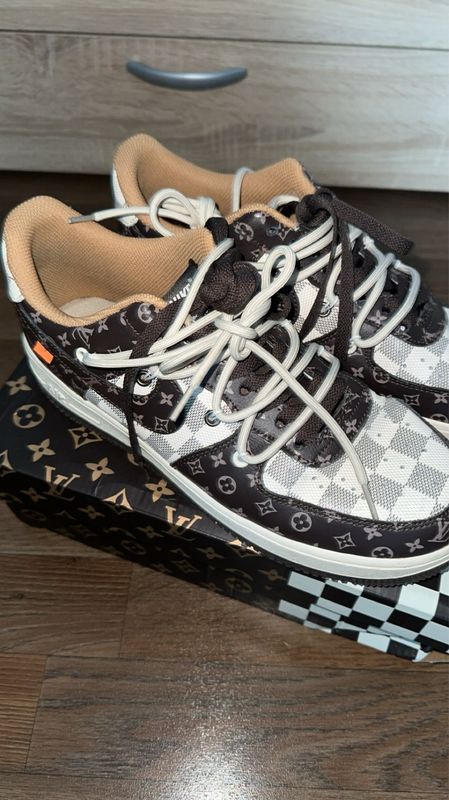 Chaussures Sneakers Louis Vuitton Gris d'occasion