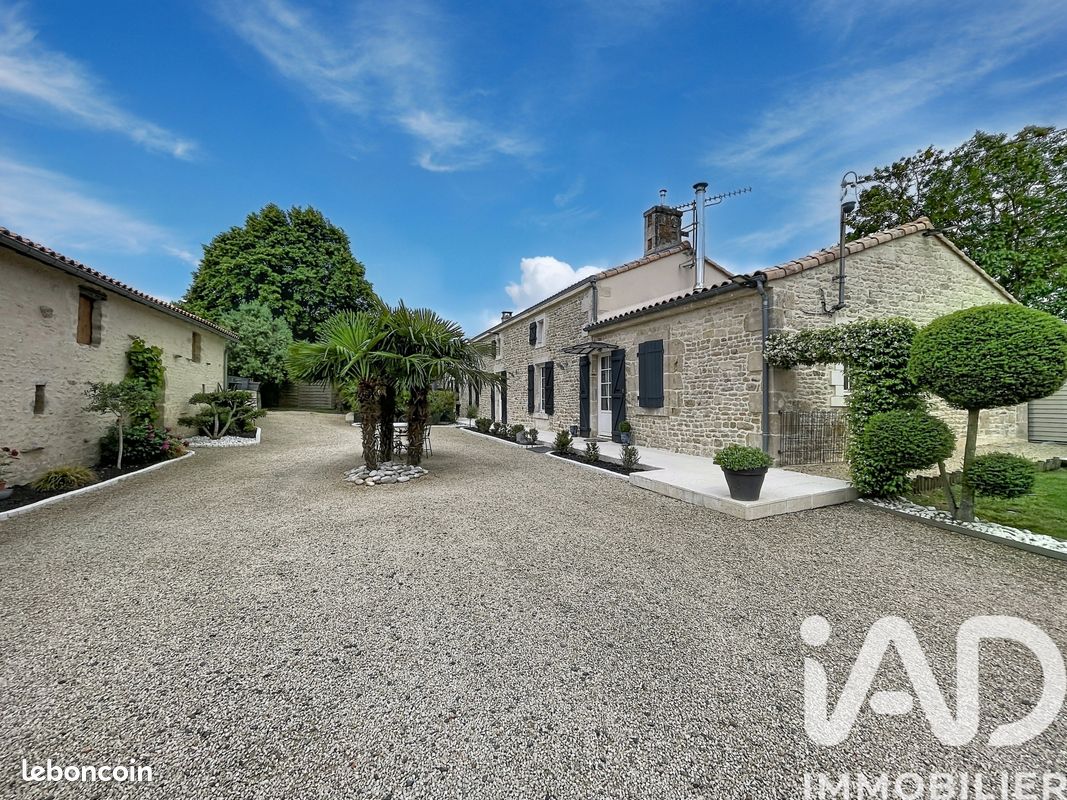 Maison 8 pièces 259 m² · à Saint-Hilaire-des-Loges · 259 m² · 480 000 €
