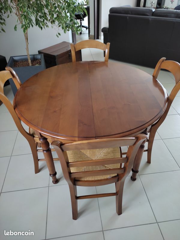 Table ronde en merisier et 4 chaises (image 1)