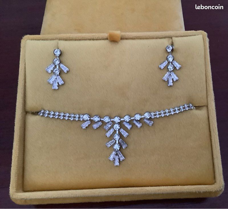 Parure De Bijoux Vintage - Collier Et Boucles D'oreilles Or/vert à Cristaux - Occasion Bon état
