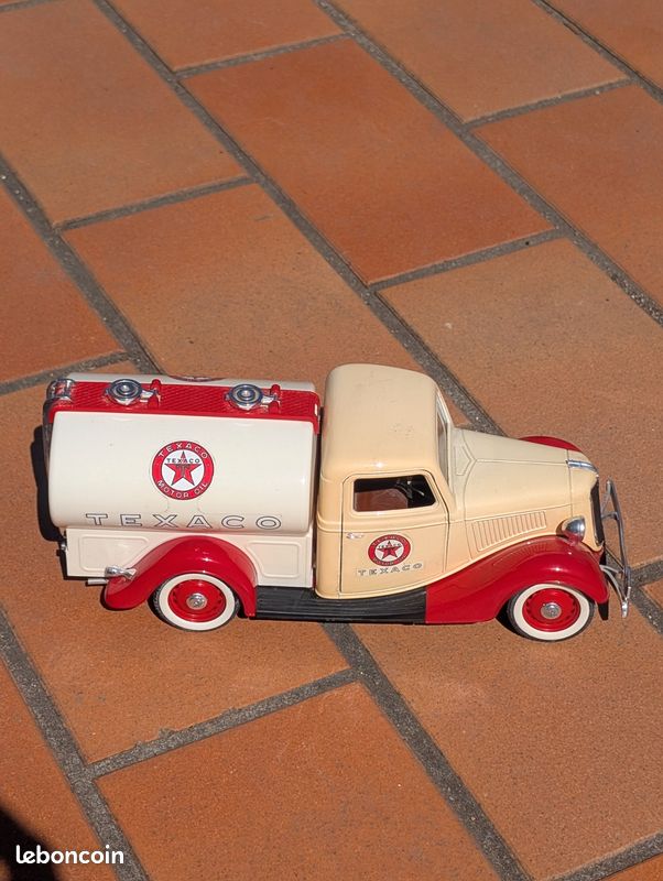 Miniature 1/18ème - Camion citerne Ford V8 - Collection