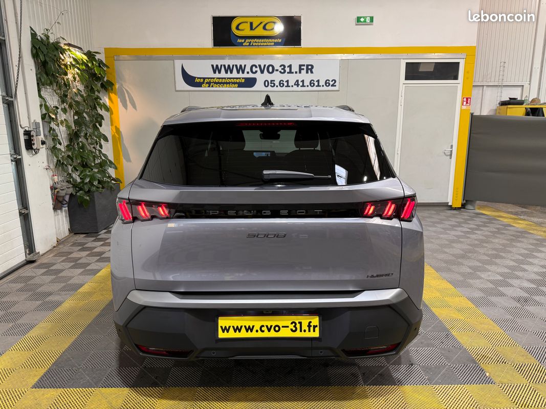 Nouveau 5008 Hybrid 145cv Allure EDC-6 Gris Artense 1er Main Options 7 Places + Régulateur adaptatif + 4 Camera vu 360° + Angles morts + J-Alu 19" (image 5)