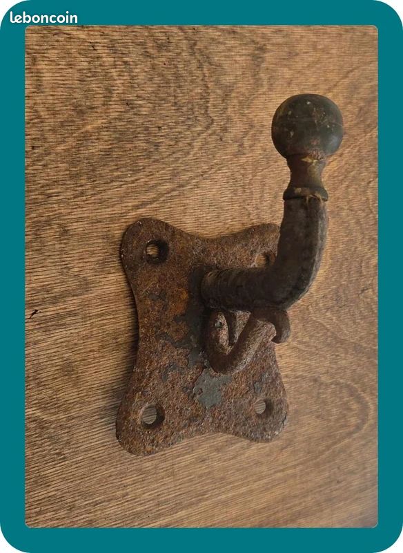 Lot ancien matériel d’écurie en fer forgé – porte-selle, crochet et fer à cheval (image 15)