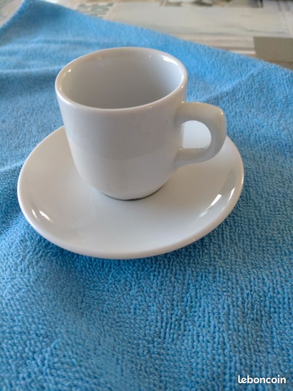 Belles tasses à café avec soucoupe (image 1)