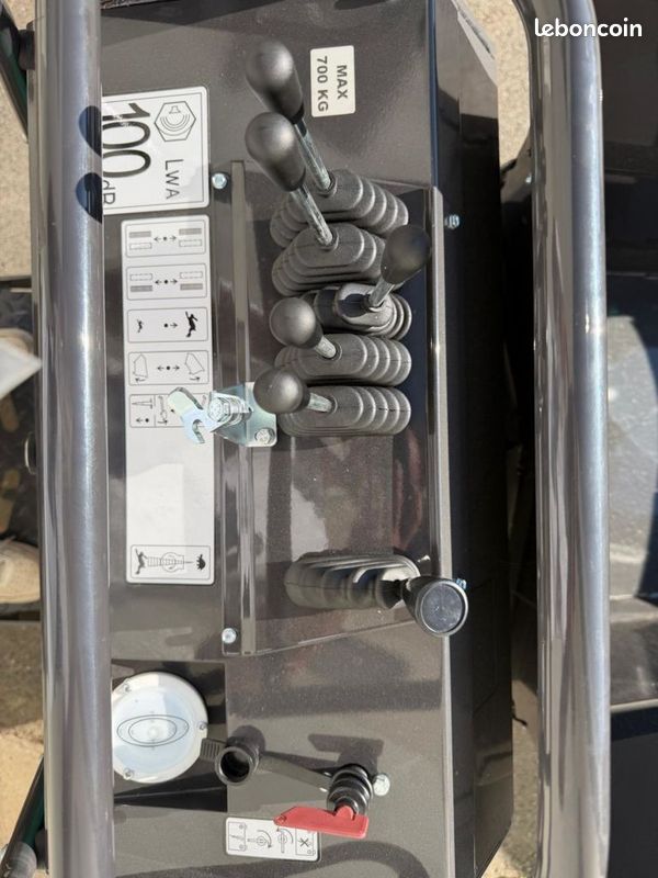 Imer Mini chargeur sur chenille Imer Taurus 700 (image 6)