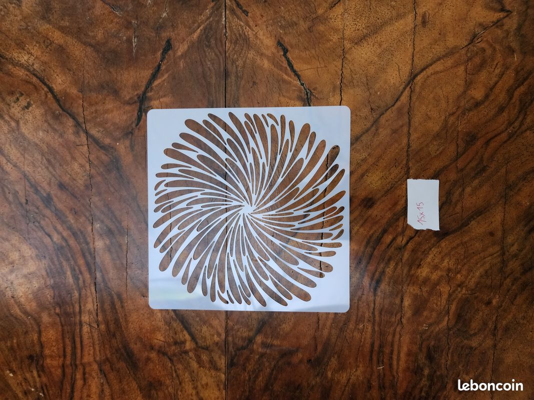 Pochoir - motif tourbillon spirale ajouré - plastique - 10x10cm (image 1)