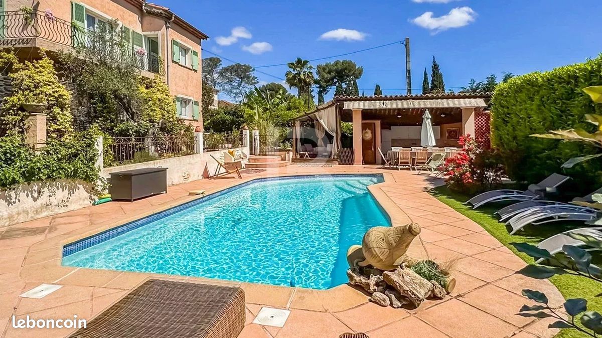 Villa 9 pièces 280 m² (image 1)