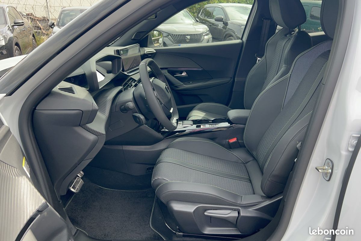 PEUGEOT 2008 Hybrid 145 e-DCS6 GT (image 10)
