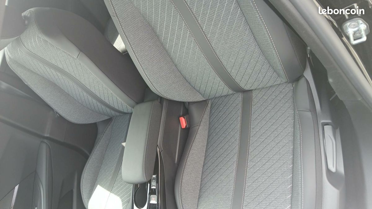 PEUGEOT 2008 Hybrid 145 e-DCS6 Allure (image 10)
