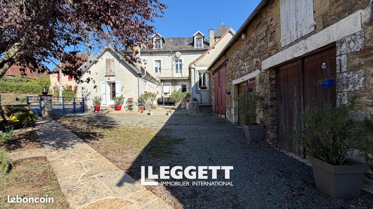 Maison 11 pièces 260 m² · à Sarlande · 260 m² · 365 700 €