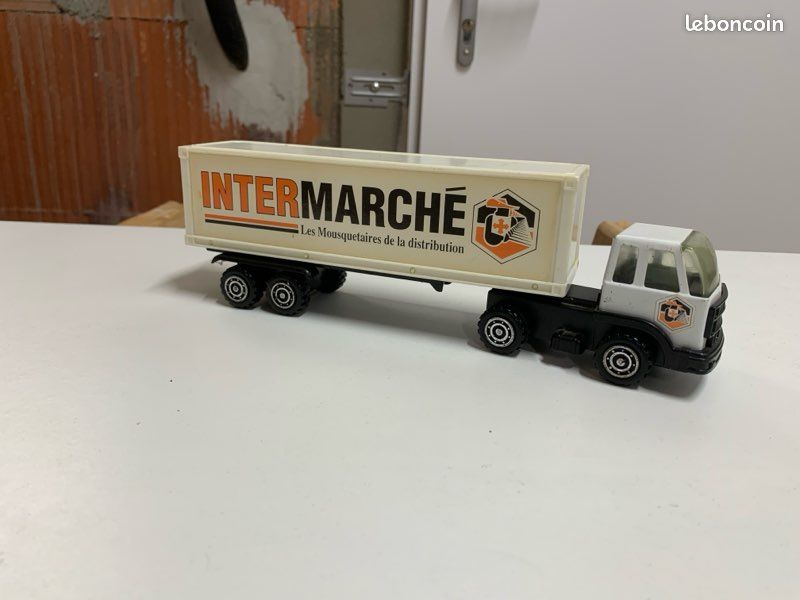 Camion jouet publicitaire vintage aux couleurs de l'enseigne Intermarché ("Les Mousquetaires de la distribution") (image 1)