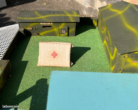 Camp Depreux Caserne Dépannage Dinky 1/43ème - Bon état 20x30cm Années 50/60