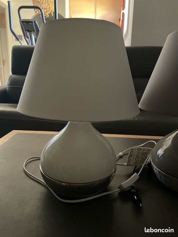 2 lampes une pieds blanc l’aitre pieds gris neuves (image 2)