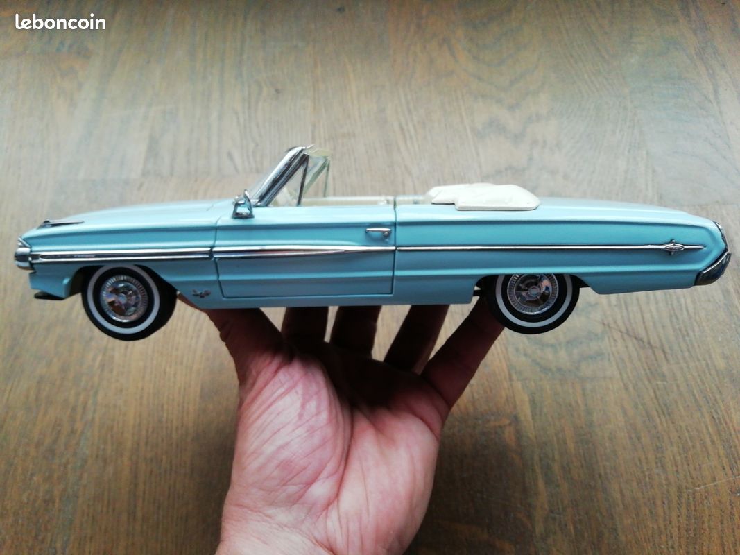 Ford Galaxie 500 XL Hardtop 1963 – Maquette 1/18 Bleu Clair Sun Star – Collection Voiture Ancienne