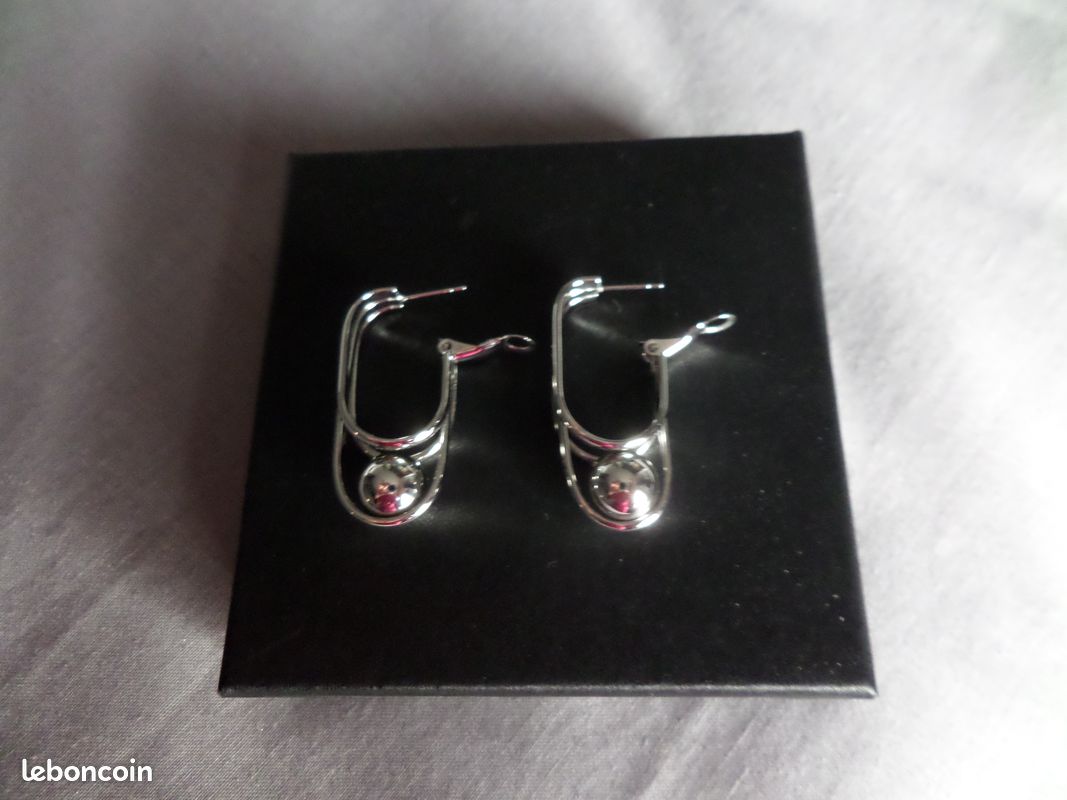 Boucle d'oreilles neuves en acier (image 3)
