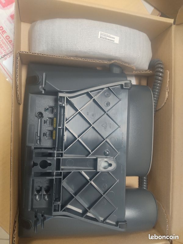 Cisco IP Phone CP-7945G – Téléphone IP Professionnel Gigabit avec Écran Couleur (image 2)