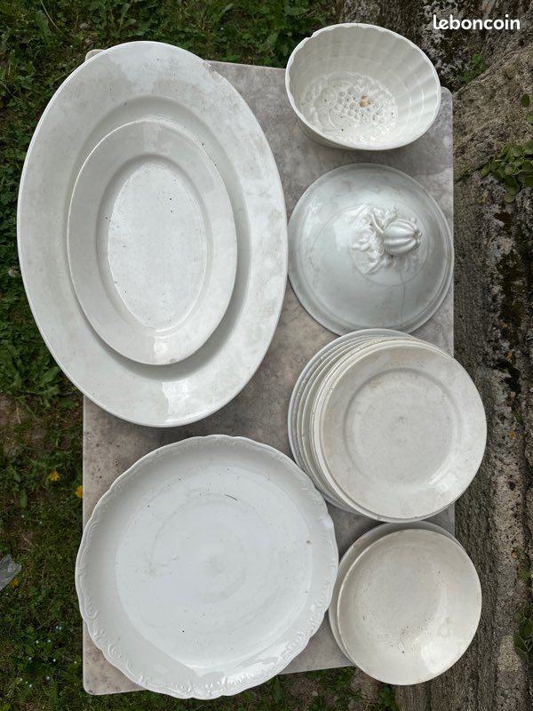 Lot 4 plats,13 assiettes et un couvercle de soupière blanc anciens, vaisselle ancienne (image 1)