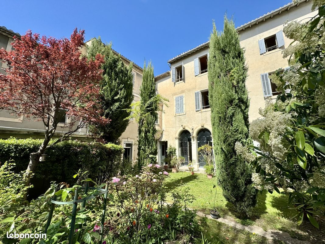 Maison 10 pièces 600 m² · à L'Isle-sur-la-Sorgue · 600 m² · 1 690 000 €