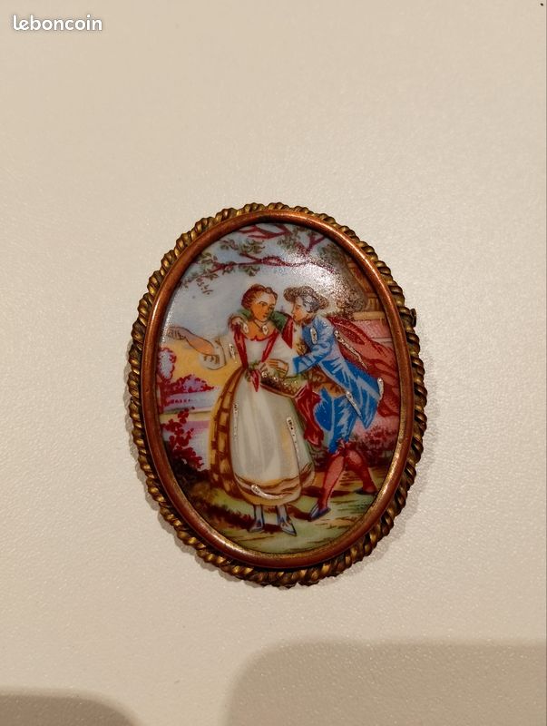 Broche ovale ancienne en porcelaine de Limoges France. Réhaus à la main (image 1)