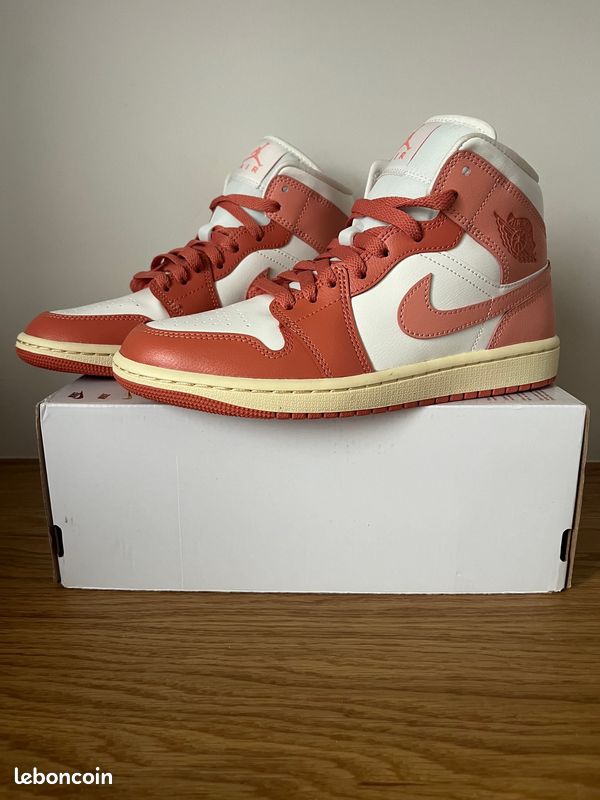 Baskets Streetwear Lifestyle WMNS Nike Air Jordan 1 Mid Madder Root Taille 7.5 38,5 Neuf (image 1)