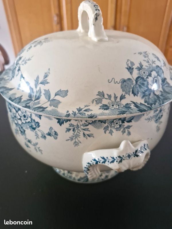 Ancien pot à pharmacie en faïence blanche et décors floral on Gens de