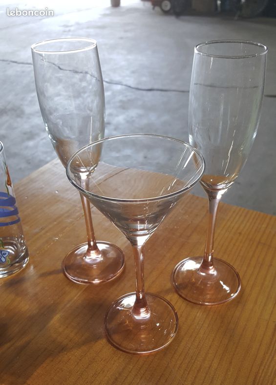 4 verres à pied rose : 2 flûtes, 1 cocktail et 1 vin (image 1)
