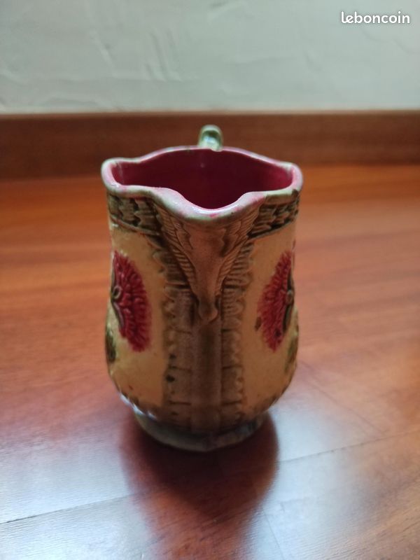 Ancien pichet en céramique barbotine vert, décor floral polychrome. Hauteur 11 cm, diamètre env. 11 x 7 cm. Bon état général, petite fissure et restauration visibles. Objet décoratif de charme (image 2)