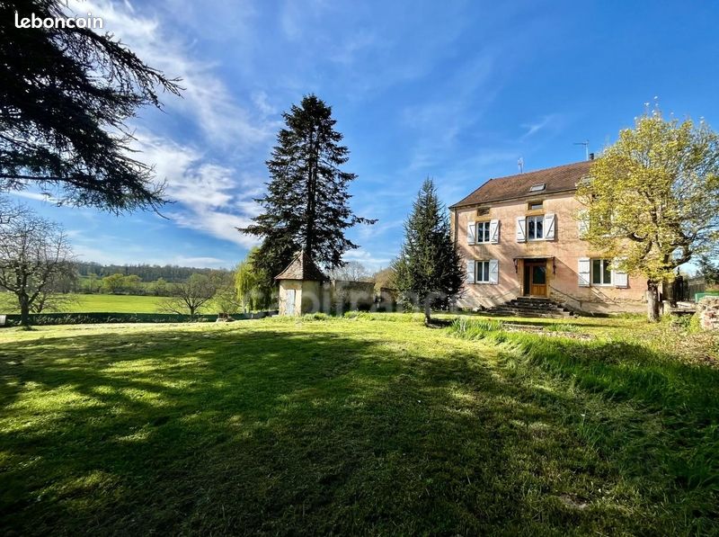 Maison 9 pièces 217 m² · à Saint-Pierre-la-Noaille · 217 m² · 199 000 €