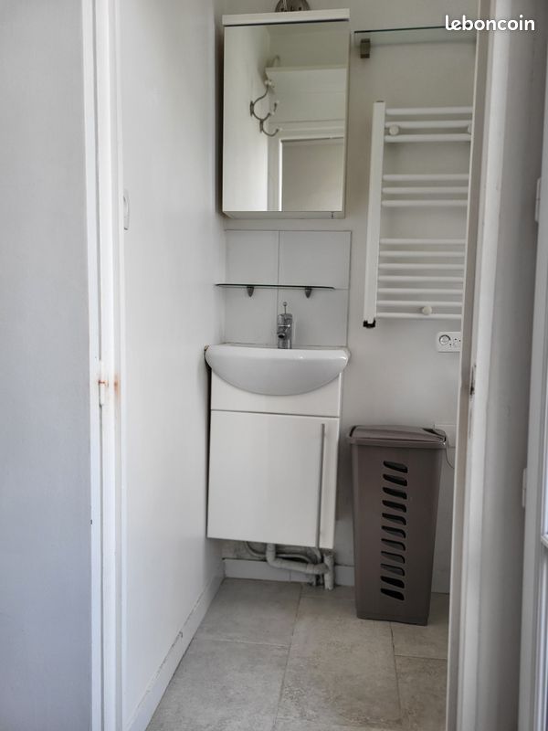 Studio lumineux de 15 m² avec balcon et vue sur les toits (image 12)