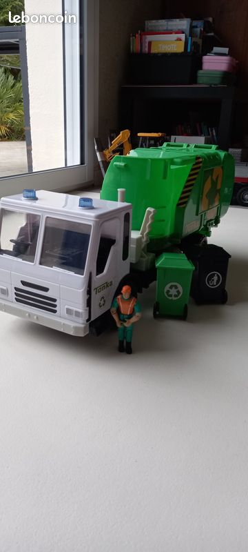 Grand camion poubelles Tonka avec poubelles et chauffeur (image 3)