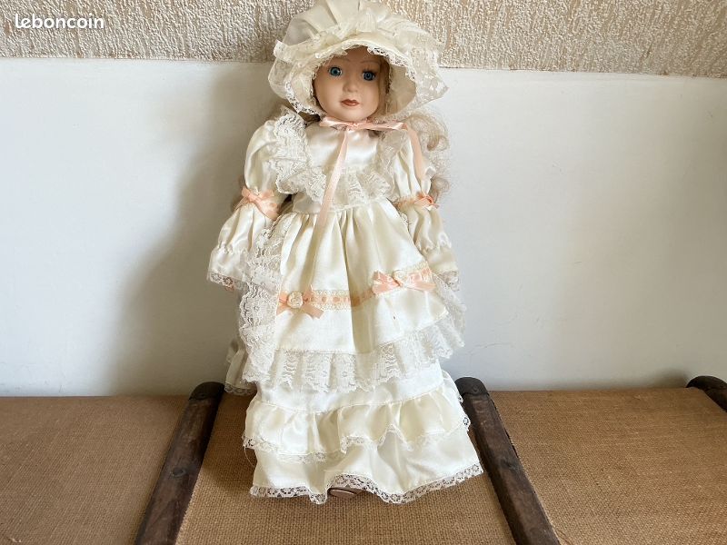 Vintage Poupée Tête Porcelaine Bisque, 1920, Yeux Et Cheveux Noirs, Robe Bébé, Collection