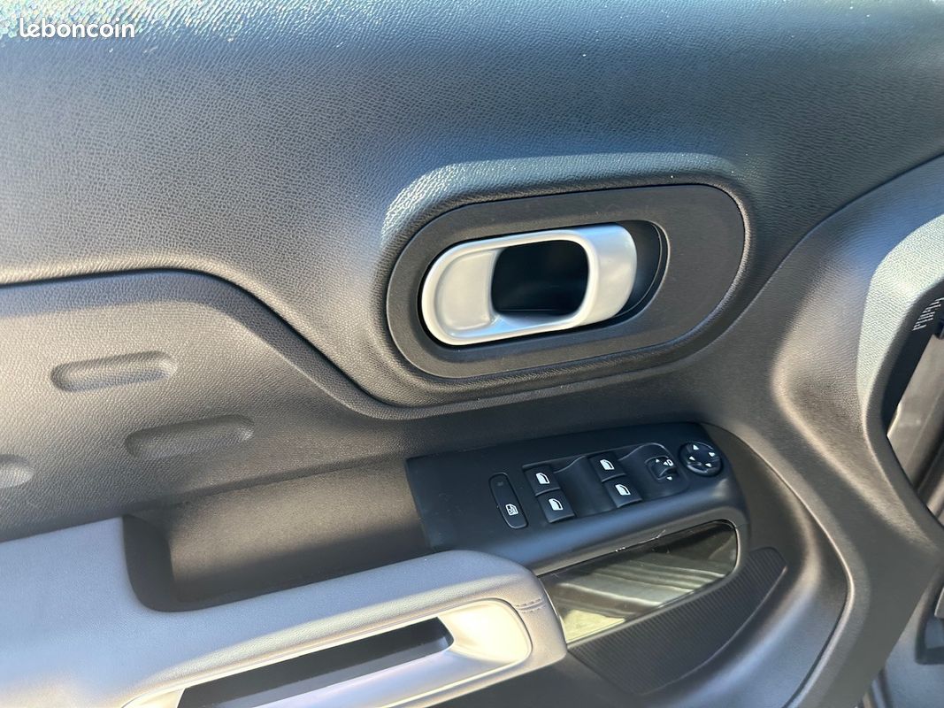 Citroën C5 AIRCROSS C-Series 1.6 225 Plug in Hybrid Rechargeable e-EAT8 Boîte auto {ATTELAGE - CAMERA - CLIM - CARPLAY} (image 32)