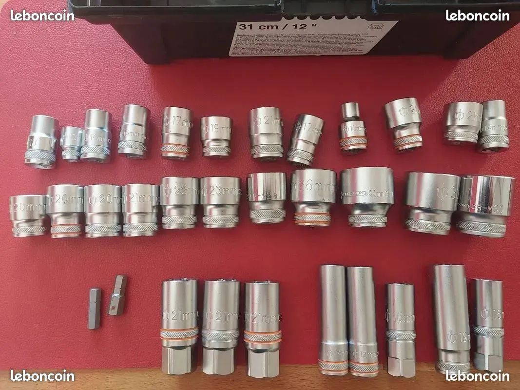 Caisse a outils avec 30 douilles neuves - (image 2)