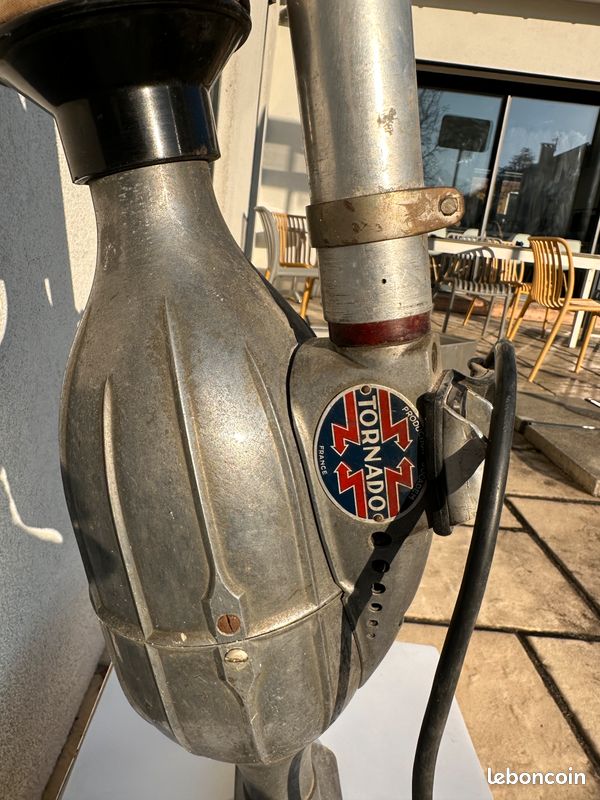 Ancien aspirateur Tornado et ses accessoires. Années 50/60 - Électroménager