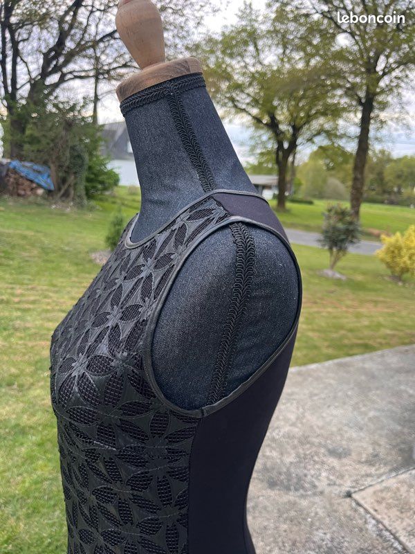Robe noire bi-matière chic – Découpes laser florales 3D & Mesh (image 11)