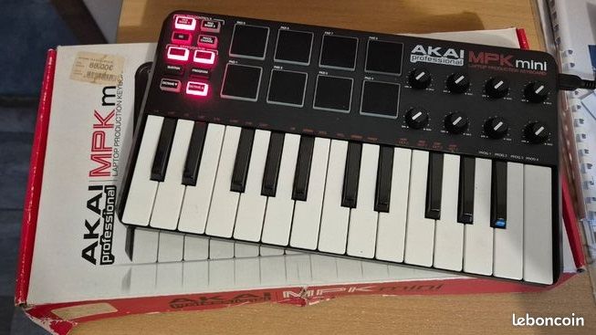 Le Akai MPK Mini est un contrôleur MIDI rétroéclairés et sensibles à la vélocité, basés sur la technologie des MPC, parfaits pour déclencher des samples ou des percussions Boutons rotatifs (image 1)