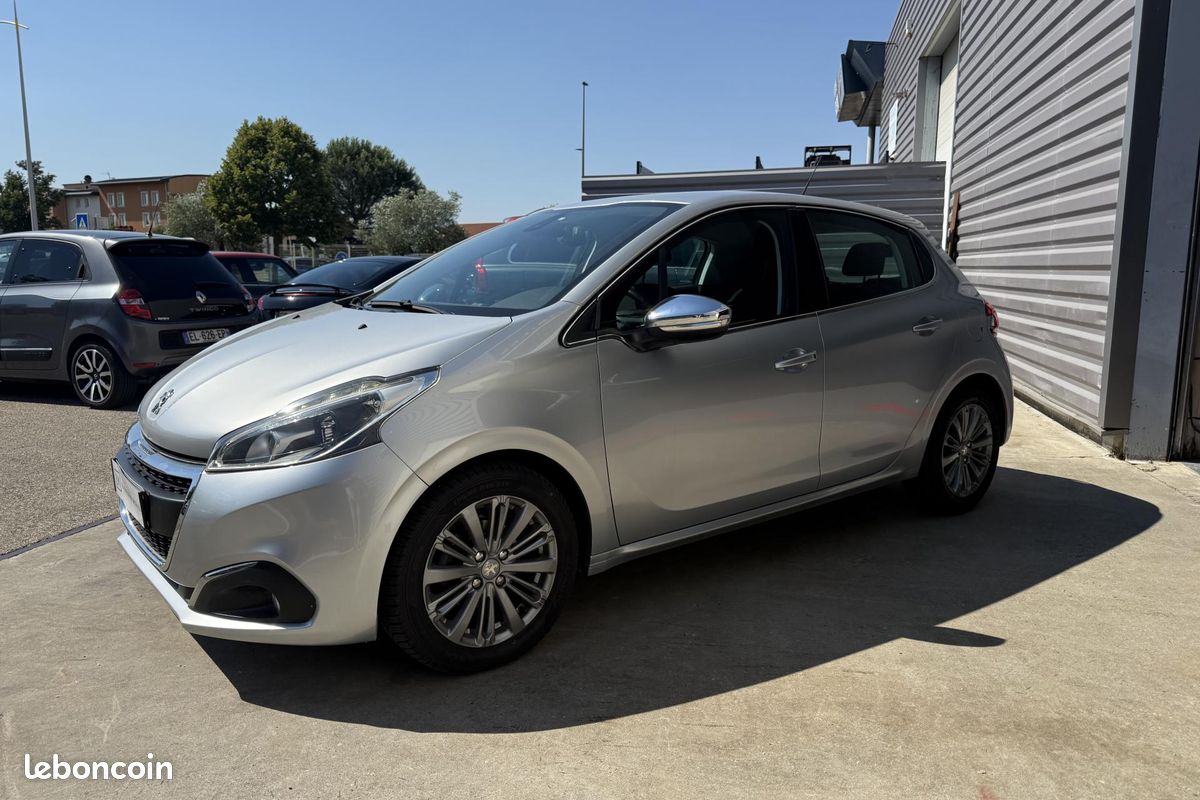 PEUGEOT 208 1.2i - 82 Allure (image 3)
