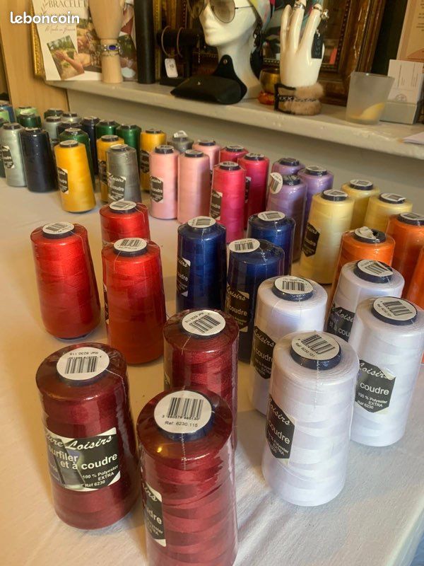 Plusieurs Piles De Bobines De Fil à Coudre De Différentes Couleurs