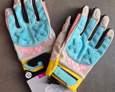 Choisir des gants de protection adaptés aux risques professionnels