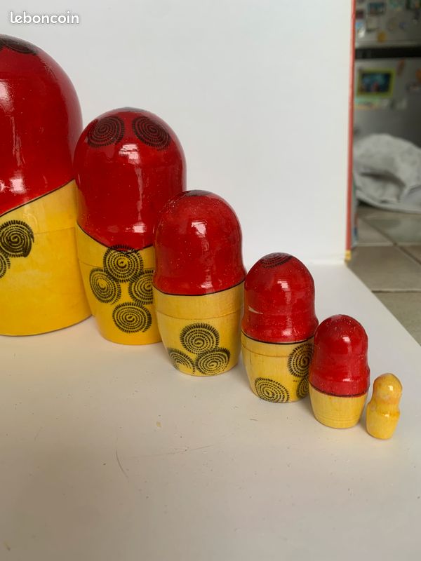 POUPEES RUSSES ROUGE EMBOITABLES MATRIOCHKA AVEC SAMOVAR
