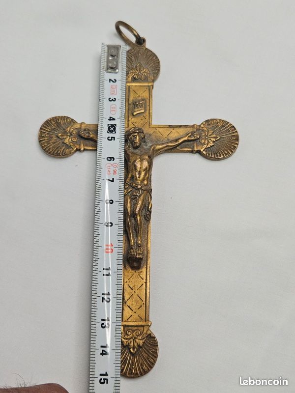 Crucifix en Bois et Christ Style Bronze Doré de Lourdes - 21 cm | La Boutique des Chrétiens