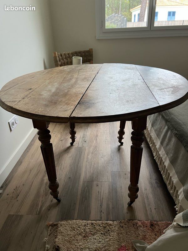 Table ancienne (image 1)