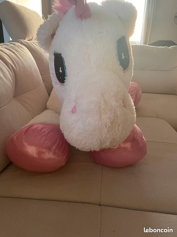 Grande licorne en peluche (image 4)