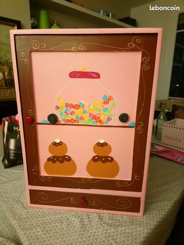 Armoire à bonbons ou autres surprises (image 1)