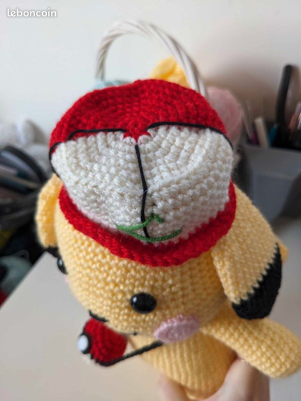 Pikachu dans une casquette, doudou peluche fait main au crochet neuf (image 4)