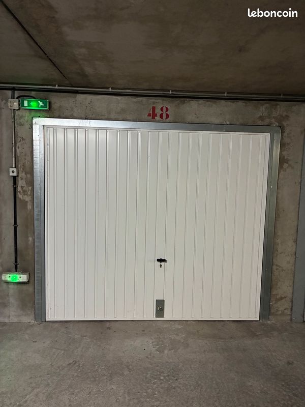 Grand garage sécurisé · à Lyon · 30 000 €