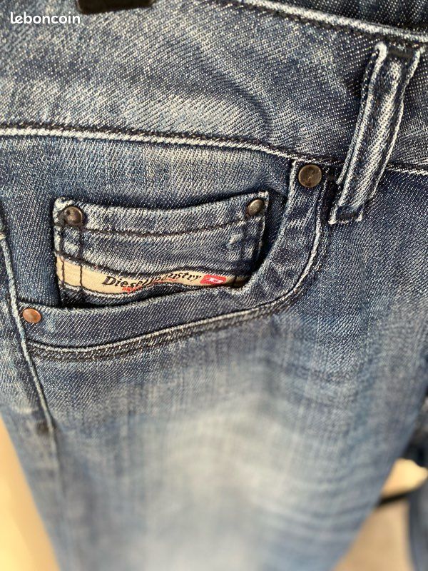 Jean Diesel Taille 28 Occasion - Coupe Droite (straight Leg), Couleur Bleue, Très Bon état